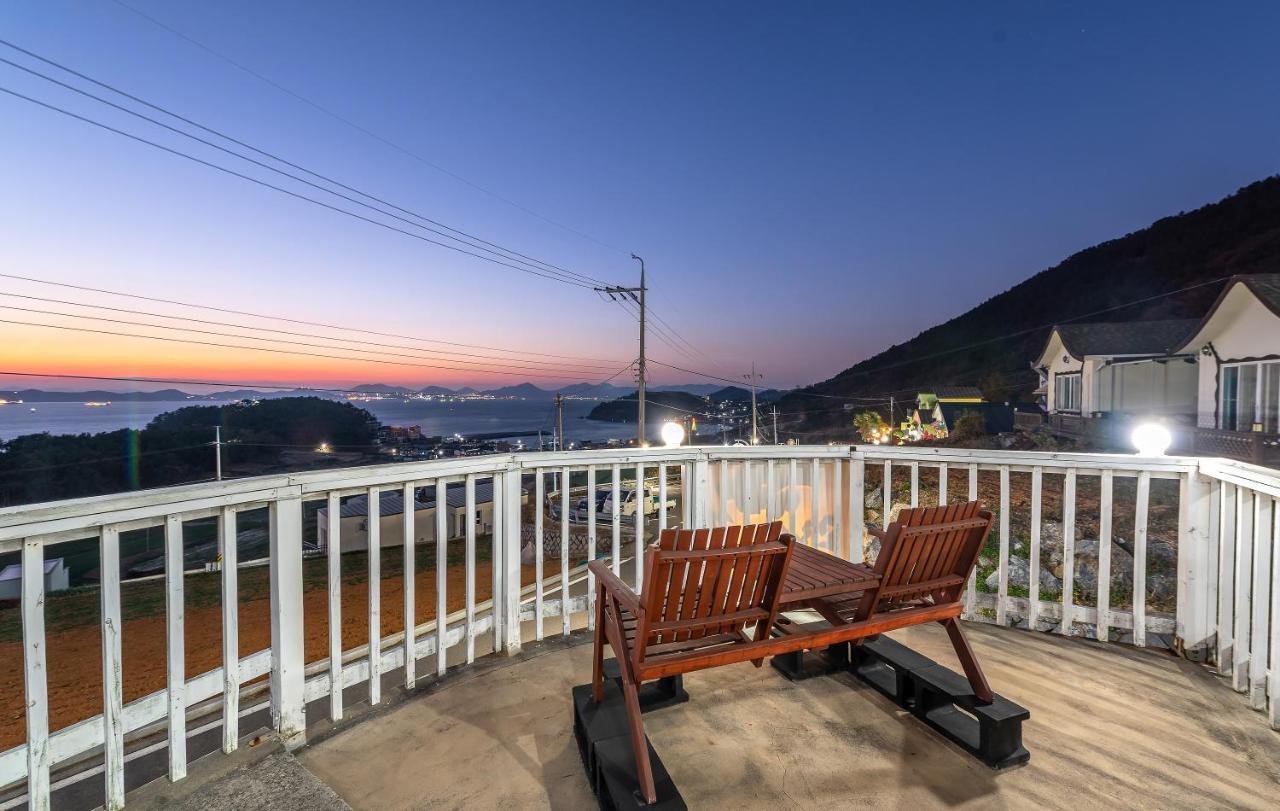 Namhae Whale'S Dream Villa Екстериор снимка