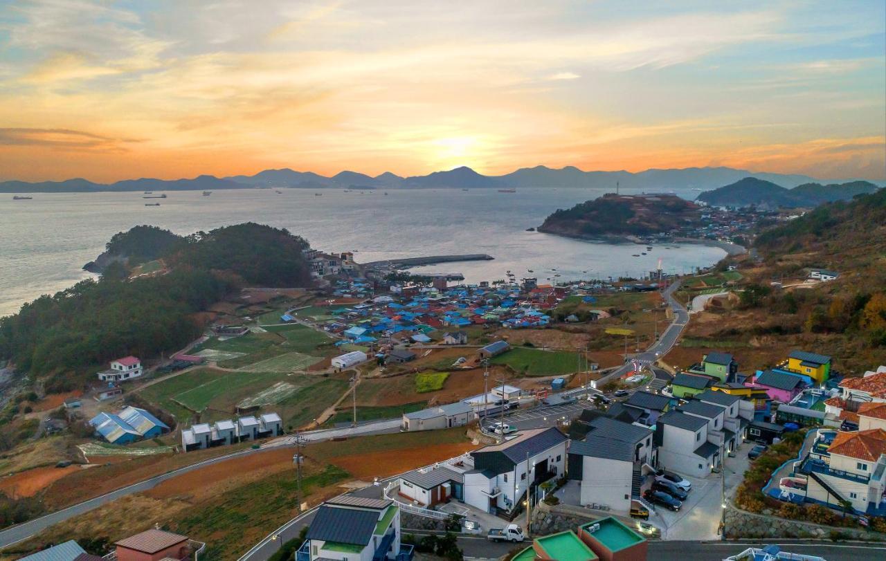 Namhae Whale'S Dream Villa Екстериор снимка