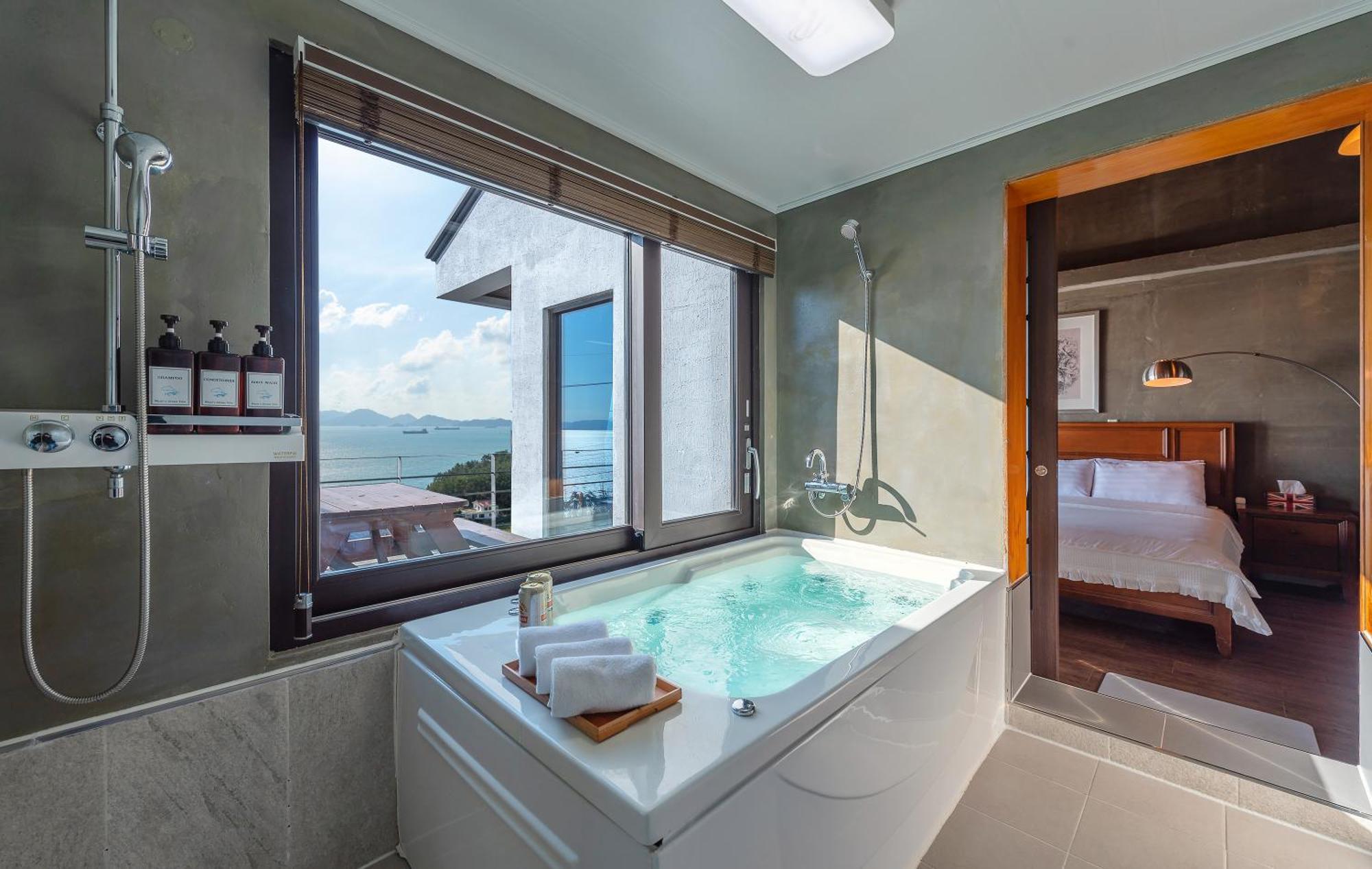 Namhae Whale'S Dream Villa Стая снимка